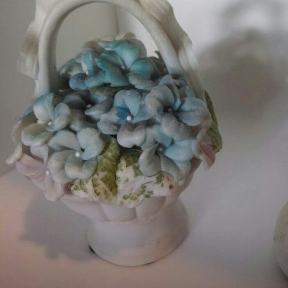 Floral porcelain flower Knick knack - Picture 1 of 3